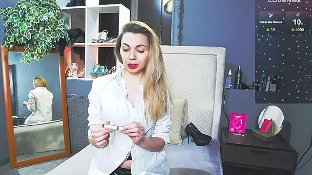 Snapshot of KiraNikson chatting on January 2026 01:42:02 AM KiraNikson online show from January 2026 01:42:02 AM