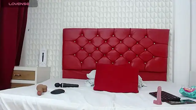 Snapshot of Roxy_Lux chatting on February 2025 07:05:02 PM Roxy Lux online show from February 2025 07:05:02 PM