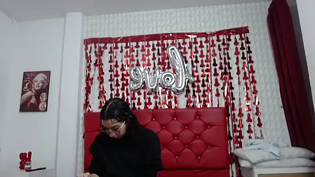 Snapshot of Roxy_Lux chatting on February 2025 01:21:02 PM Roxy Lux online show from February 2025 01:21:02 PM