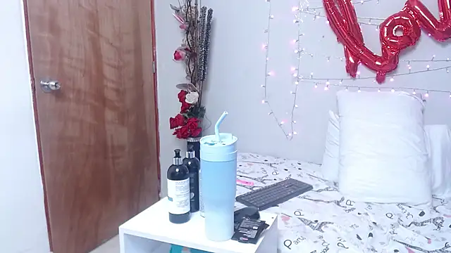 Nicol Love0 online show from February 2025 03:20:01 PM