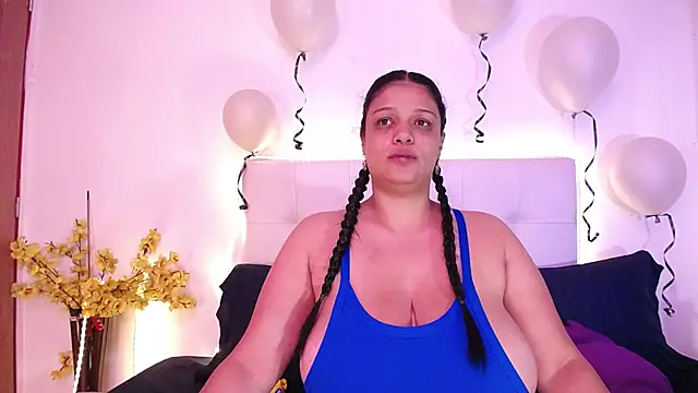 Nicol Love0 online show from April 2026 01:02:01 PM