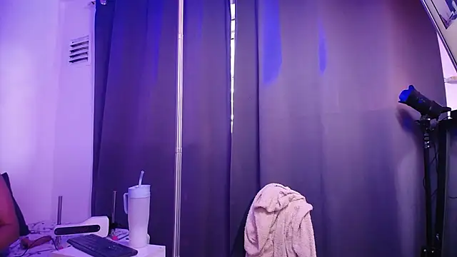 Nicol Love0 online show from February 2026 12:37:01 PM