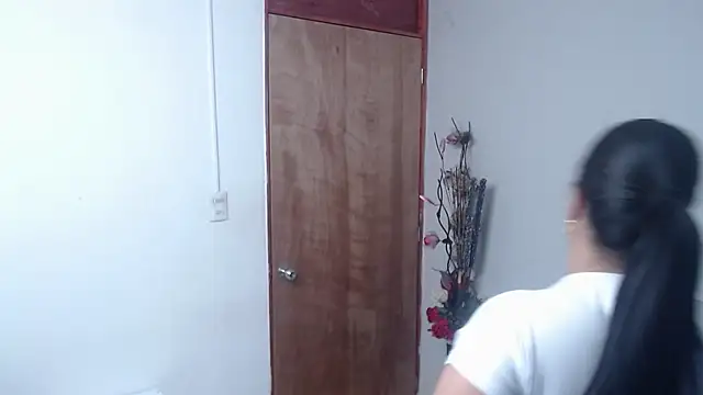 Nicol Love0 online show from March 2025 05:17:02 PM