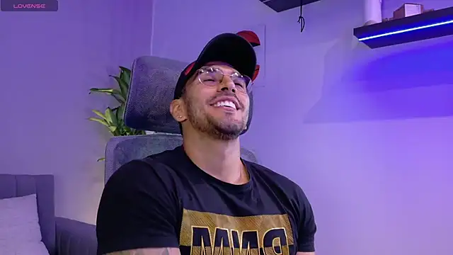 Snapshot of tony_muscle chatting on June 2026 09:43:02 PM tony muscle online show from June 2026 09:43:02 PM