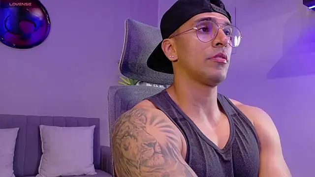 Snapshot of tony_muscle chatting on June 2026 07:03:02 PM tony muscle online show from June 2026 07:03:02 PM