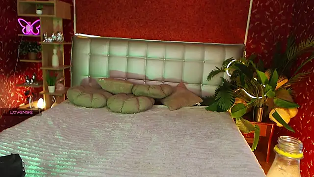 AuroraAksnesss online show from February 2025 01:44:01 PM