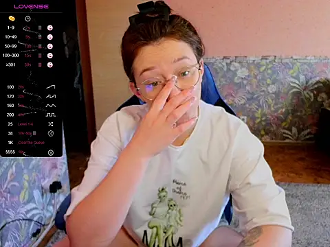 Snapshot of Chloe_strip chatting on October 2025 02:56:01 AM Chloe strip online show from October 2025 02:56:01 AM