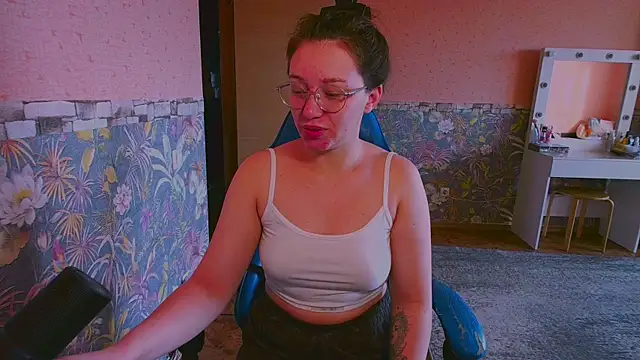 Snapshot of Chloe_strip chatting on September 2025 03:45:01 AM Chloe strip online show from September 2025 03:45:01 AM