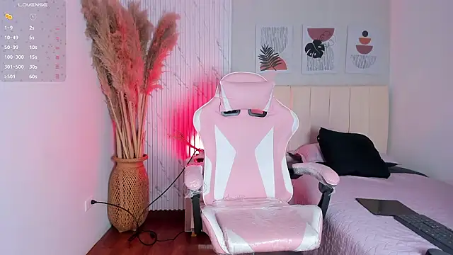 Missslunaa online show from February 2026 07:05:01 PM