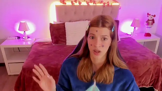 Nora Vennucci online show from December 2025 12:42:01 PM