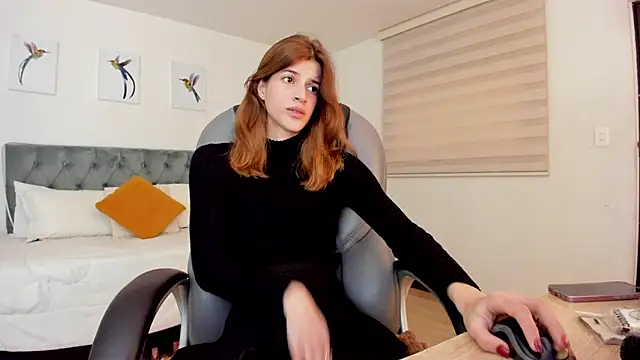 Nora Vennucci online show from September 2025 07:45:01 PM