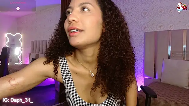 Snapshot of Daphnne_tay chatting on November 2025 03:43:02 AM Daphnne tay online show from November 2025 03:43:02 AM