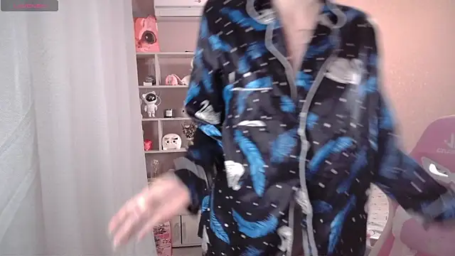 Snapshot of CassieJuice69 chatting on November 2025 04:01:02 PM CassieJuice69 online show from November 2025 04:01:02 PM