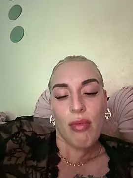 Snapshot of Barbie_26 chatting on December 2024 10:44:02 PM Barbie 26 online show from December 2024 10:44:02 PM