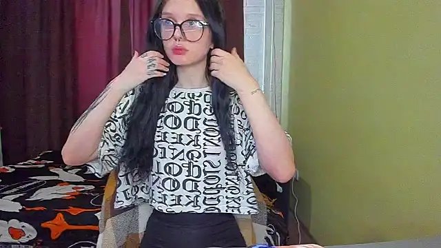 Snapshot of Hi_Kitti chatting on March 2025 09:24:02 AM Hi Kitti online show from March 2025 09:24:02 AM