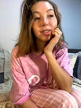 LinaSiren online show from November 2025 12:32:02 PM