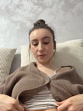 Snapshot of viviandaimond1 chatting on November 2025 04:40:01 PM viviandaimond1 online show from November 2025 04:40:01 PM