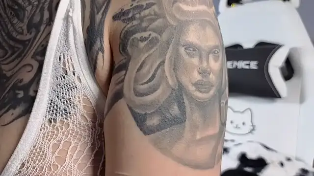 Snapshot of decayingcandy chatting on December 2025 12:39:02 AM decayingcandy online show from December 2025 12:39:02 AM