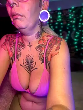 Snapshot of GoldieBakeman chatting on November 2025 06:41:02 PM GoldieBakeman online show from November 2025 06:41:02 PM