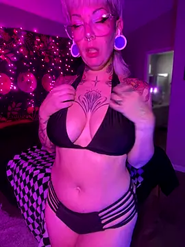 Snapshot of GoldieBakeman chatting on November 2025 07:03:01 PM GoldieBakeman online show from November 2025 07:03:01 PM