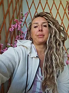 Snapshot of MariaRichi_ chatting on October 2025 06:25:01 AM MariaRichi  online show from October 2025 06:25:01 AM