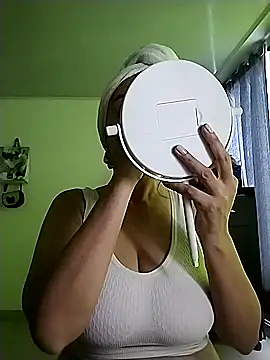 Snapshot of hailey85 chatting on November 2025 07:52:02 PM hailey85 online show from November 2025 07:52:02 PM