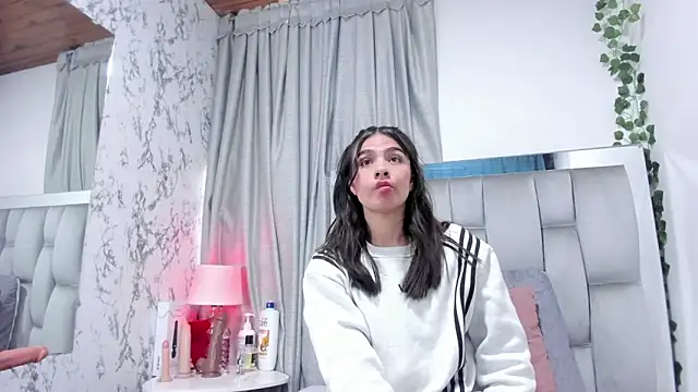 dafne queenn online show from September 2025 01:07:01 PM