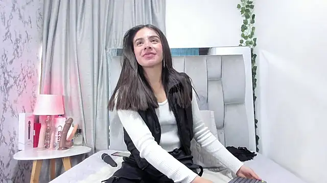 dafne queenn online show from September 2025 12:33:01 PM