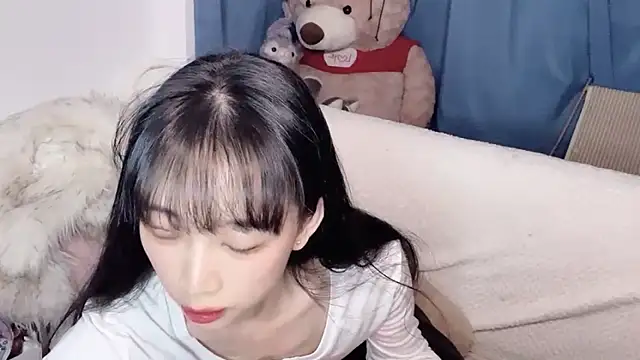 Lili-2 online show from November 2025 05:02:01 PM