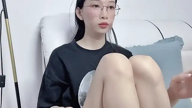 Lili-2 online show from April 2026 12:45:01 PM