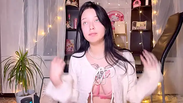 Snapshot of EmmaKittyCat chatting on November 2025 06:18:01 PM EmmaKittyCat online show from November 2025 06:18:01 PM