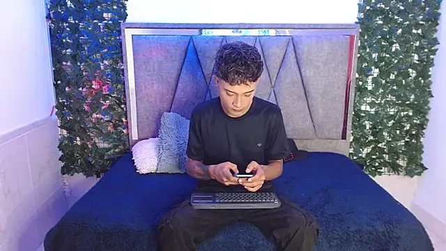 Edward Milleer online show from December 2024 02:38:02 PM