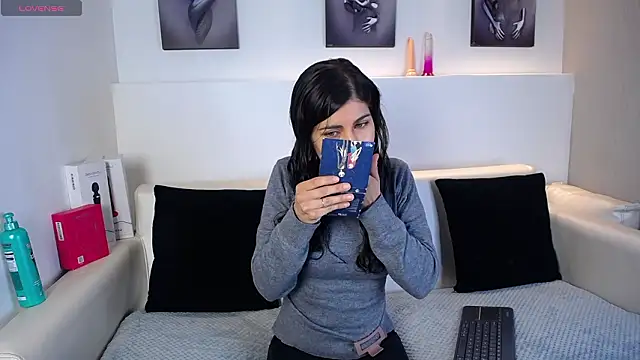 Melodi Roux online show from March 2026 01:44:01 PM