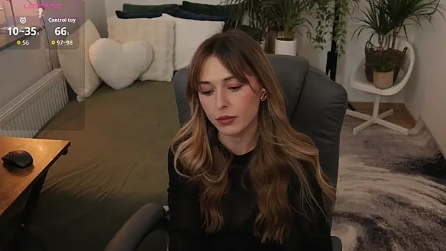 Snapshot of Sophie_Enzo chatting on December 2025 09:37:02 PM Sophie Enzo online show from December 2025 09:37:02 PM