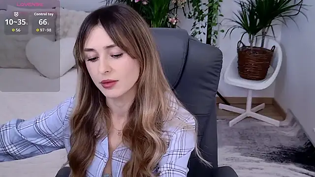 Snapshot of Sophie_Enzo chatting on November 2025 09:53:01 PM Sophie Enzo online show from November 2025 09:53:01 PM