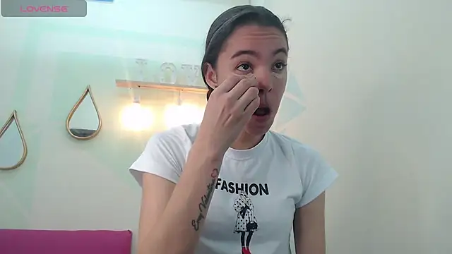 Mia-kalinfa online show from January 2025 12:52:01 PM