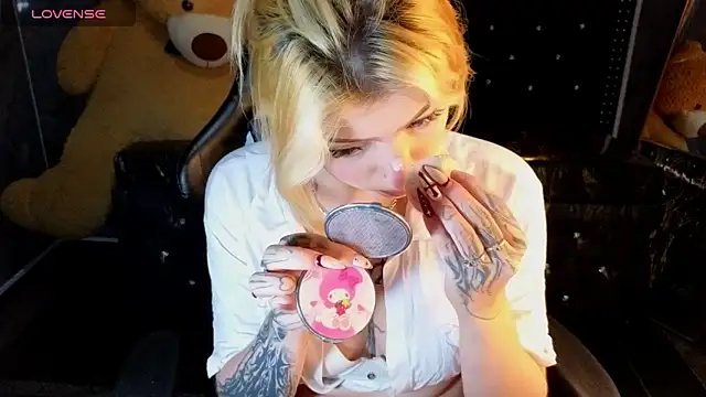 Kitty fox b online show from February 2026 01:11:01 PM