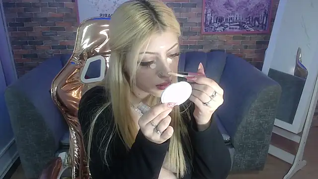Kitty fox b online show from February 2025 01:00:01 PM