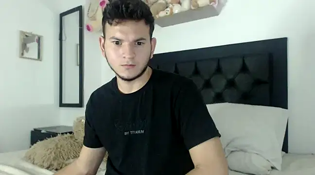 Latin Boy24 online show from February 2025 04:44:01 AM