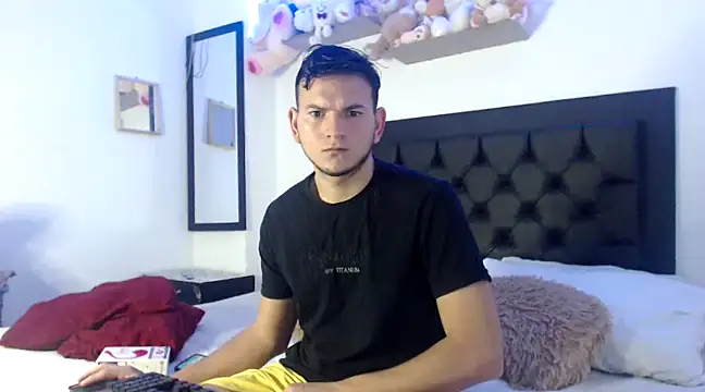 Latin Boy24 online show from January 2025 07:21:01 PM