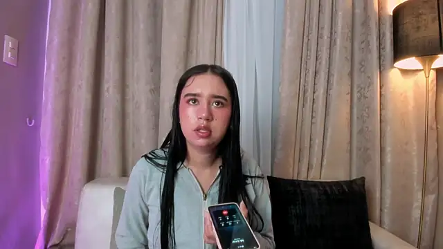 Snapshot of LaraGoldd chatting on December 2025 12:43:02 AM LaraGoldd online show from December 2025 12:43:02 AM