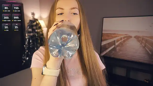 EsmaCarll online show from December 2025 08:20:01 PM