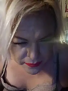 Snapshot of HoneyBdaQueen chatting on September 2025 06:18:02 AM HoneyBdaQueen online show from September 2025 06:18:02 AM