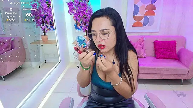 Snapshot of Tiara_rr chatting on November 2025 12:43:01 PM Tiara rr online show from November 2025 12:43:01 PM