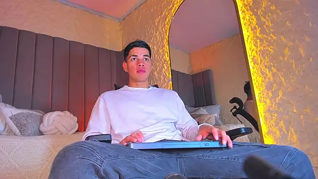 Benjamin More online show from December 2025 03:51:02 AM