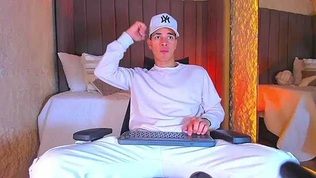 Benjamin More online show from November 2025 07:47:01 PM