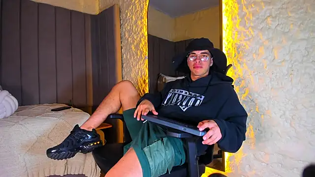 Benjamin More online show from December 2025 02:16:01 AM