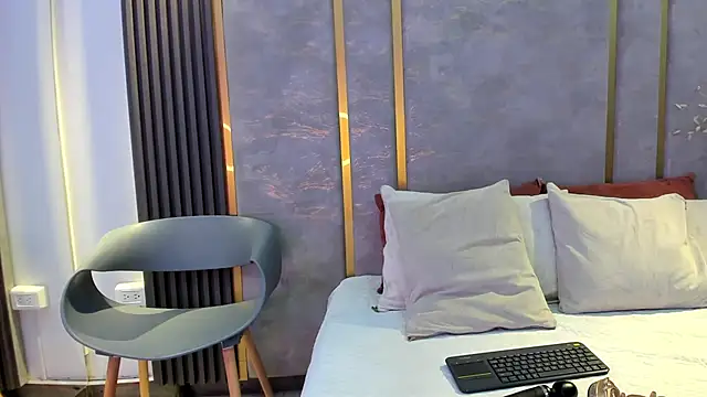 MelanieRoah online show from November 2025 08:09:02 PM