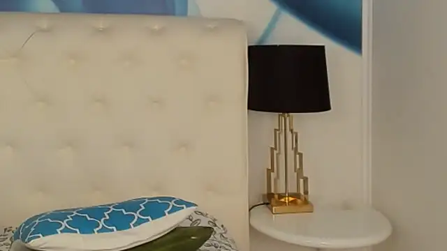 Snapshot of SkinnyDolly chatting on March 2025 03:32:02 AM SkinnyDolly online show from March 2025 03:32:02 AM