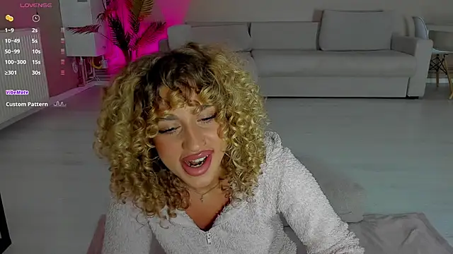 CurlyAnt0 online show from October 2025 11:49:01 PM